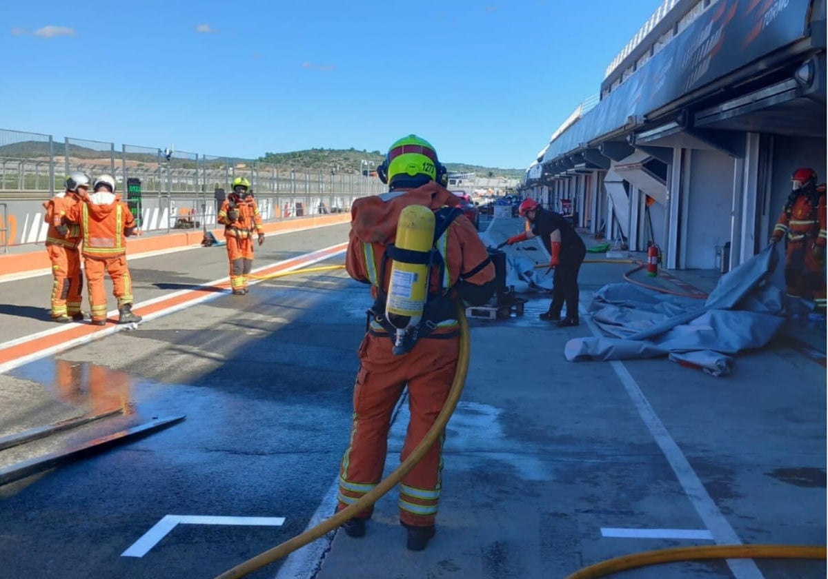 Bomberos en el incendio registrado en el circuito Ricardo Tormo de Cheste (Valencia)