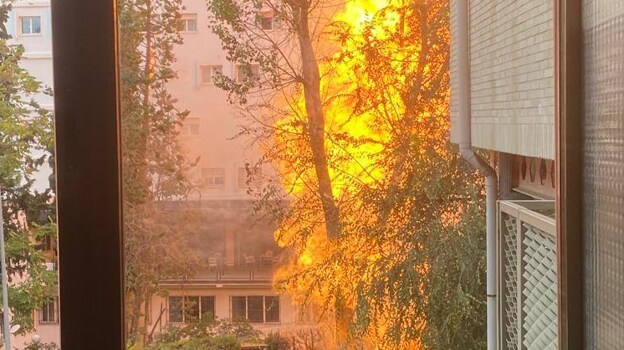 Las llamas, de la residencia Isabel de España, evacuadas durante horas