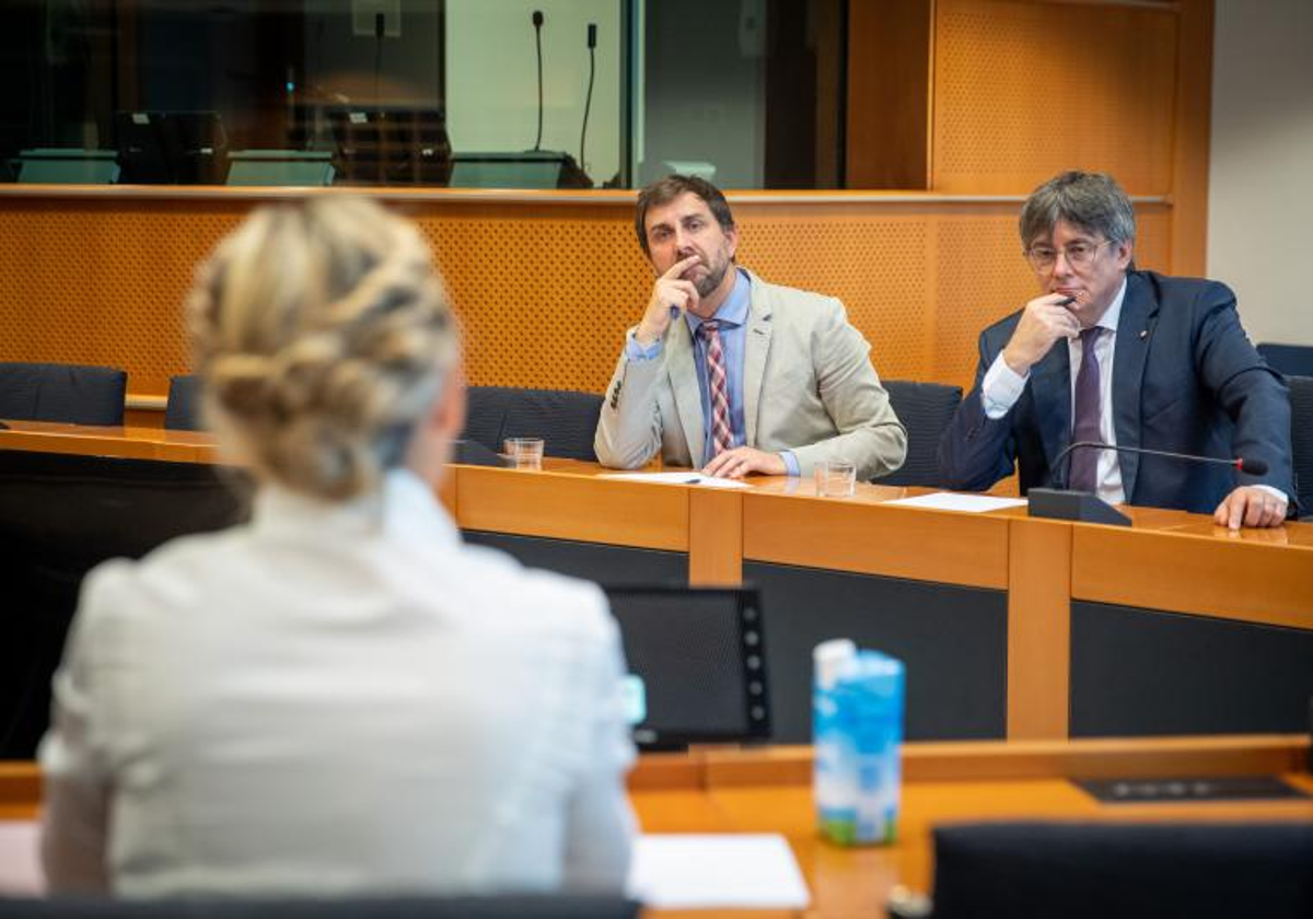 Toni Comín y Carles Puigdemont, en el Parlamento Europeo, el 4 de septiembre, atendiendo a Yolanda Díaz, que se trasladó a Bruselas para iniciar la negociación para la investidura de Pedro Sánchez