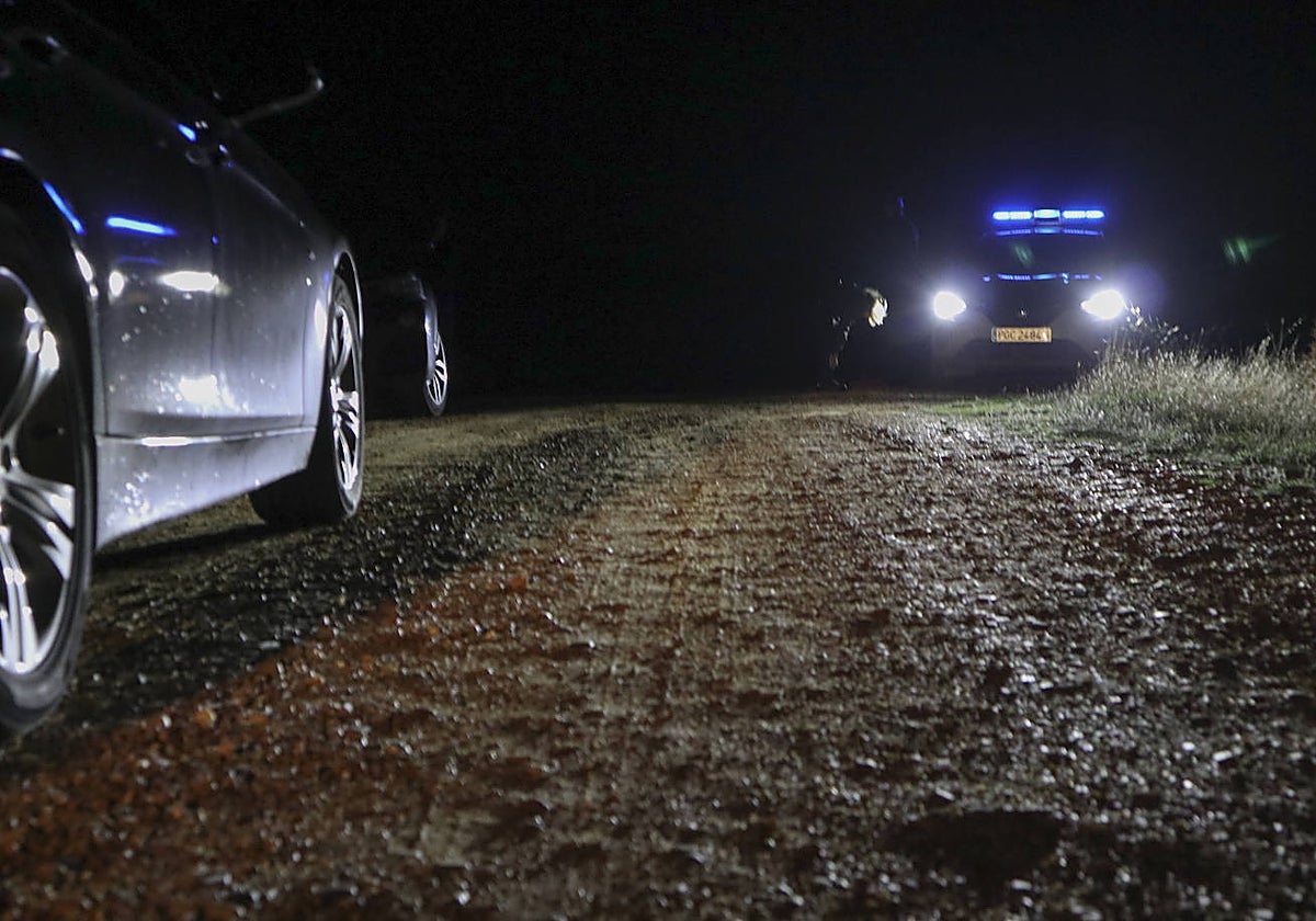 Vehículos de la Guardia Civil en las inmediaciones del lugar en el que una joven ha muerto tras ser atacada por perros de pastoreo