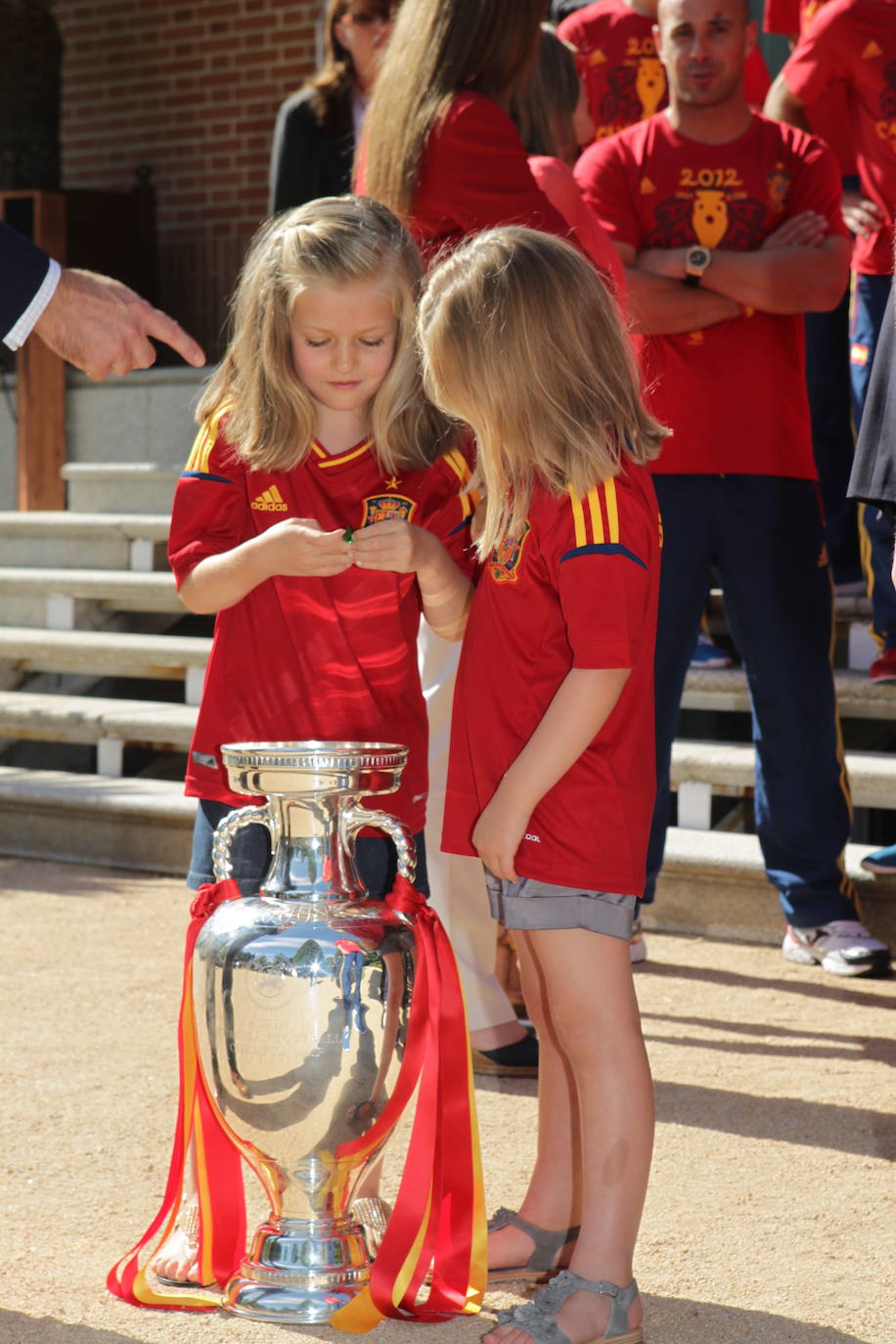 2 de julio de 2012. La Princesa Leonor junto a su hermana el día de la audiencia a la selección española tras ganar la Eurocopa 