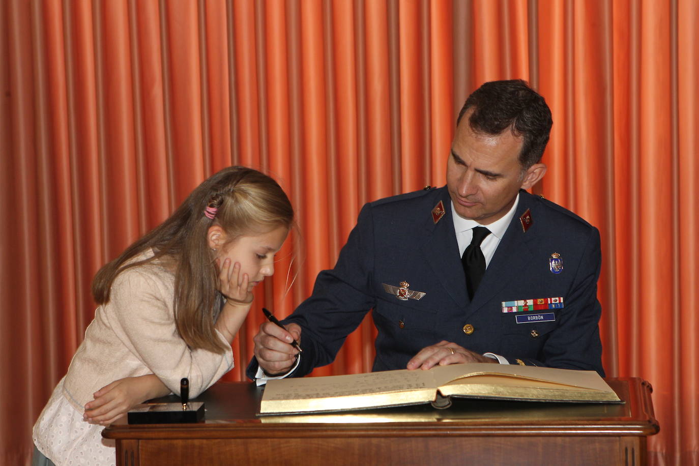 2 de mayo de 2014. La Princesa y su padre Felipe VI durante el acto conmemorativo del XXV aniversario de entrega de despachos de Teniente en la XLI promoción de la Academia General del Aire