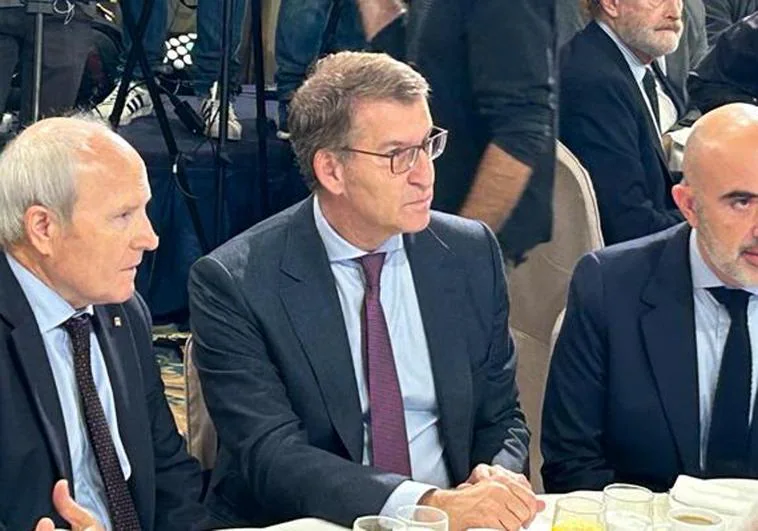 Alberto Núñez Feijóo, entre José Montilla y Daniel Sirera, antes de iniciar hoy su conferencia en Barcelona