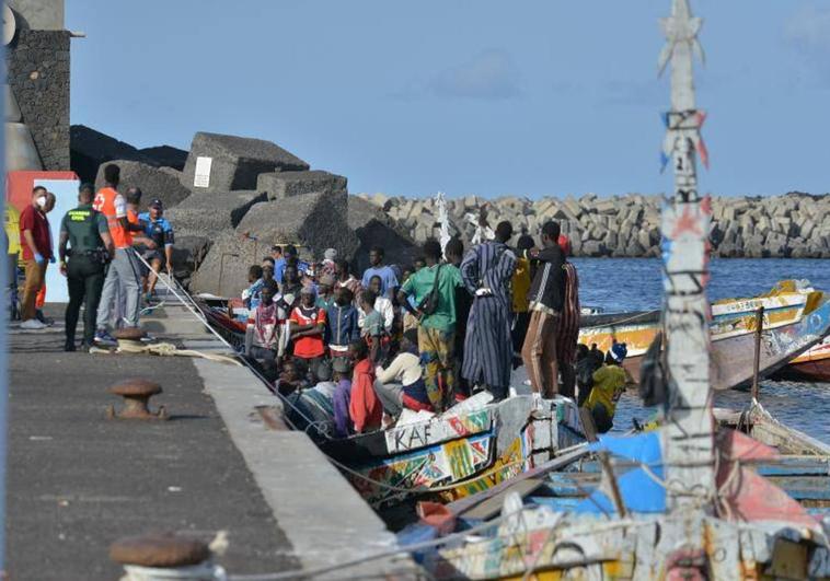 Trabajadores de Cruz Roja y agentes de la Guardia Civil junto a una de las piraguas que llegaron a El Hierro el 23 de octubre de 2023