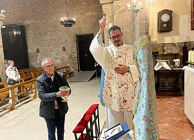 Ignacio Sierra bendice el nuevo manto donado y otras ofrendas