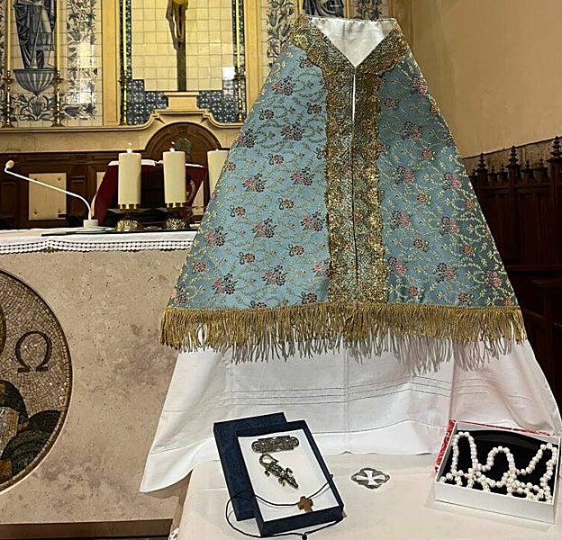 Vista frontal del manto, los broches y el collar