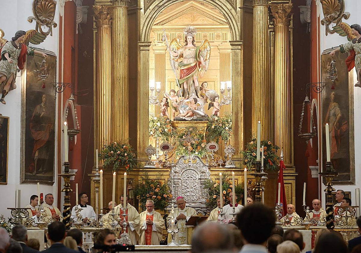 Misa votiva ante la imagen de San Rafael en Córdoba
