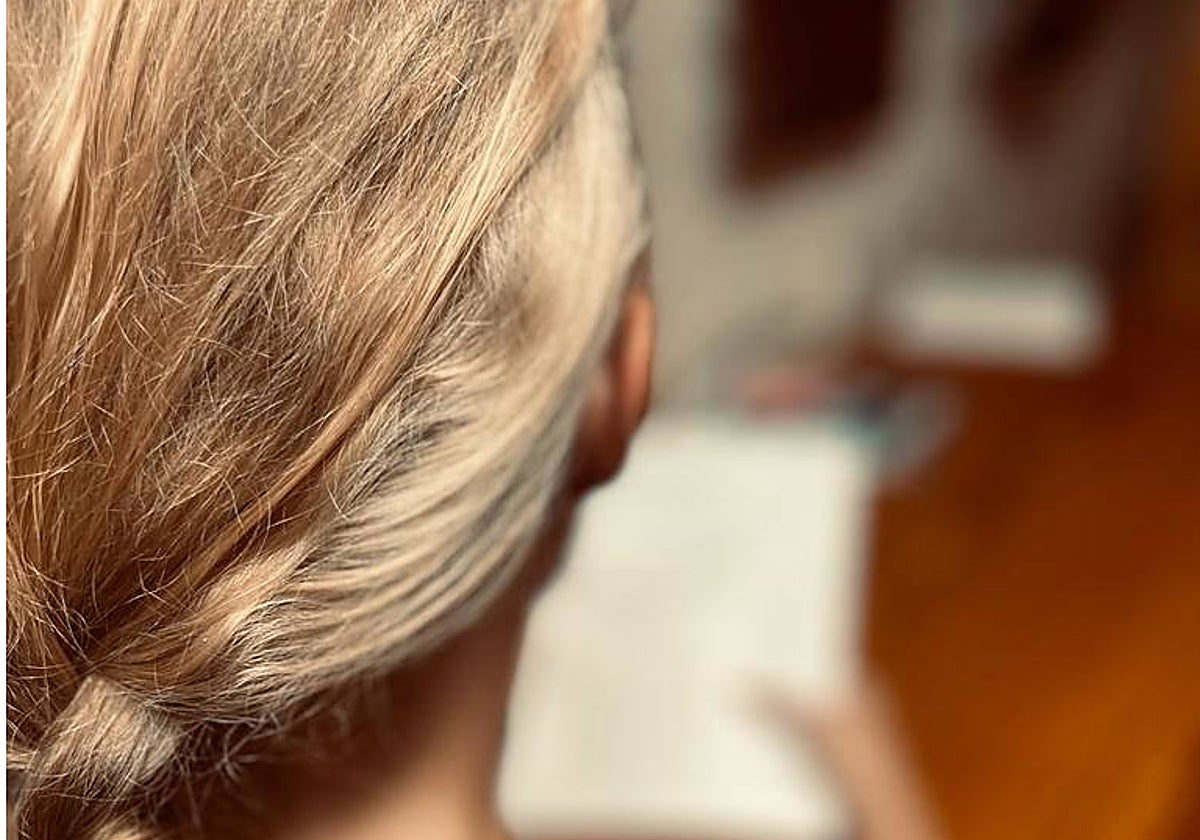 La madre de la alumna suspendida en Geografía solamente por hacer el examen en castellano observa un documento de sus reclamaciones ante la Administración.