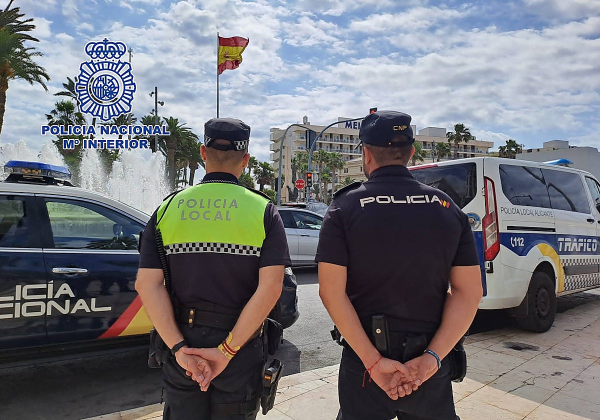 Imagen de dos agentes de Policía Nacional y Policía Local en la ciudad de Alicante