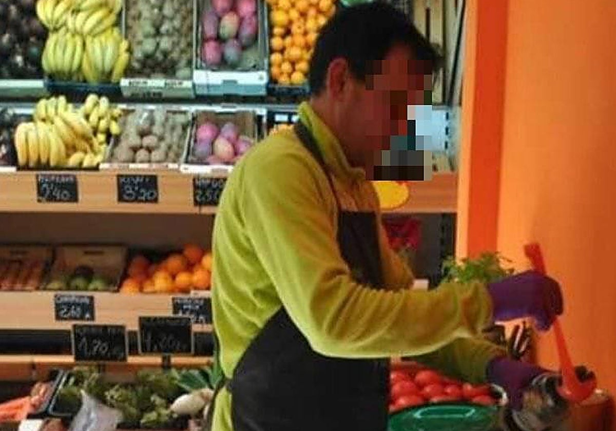Cristóbal C. L., el pederasta de Valdeavero, en su frutería