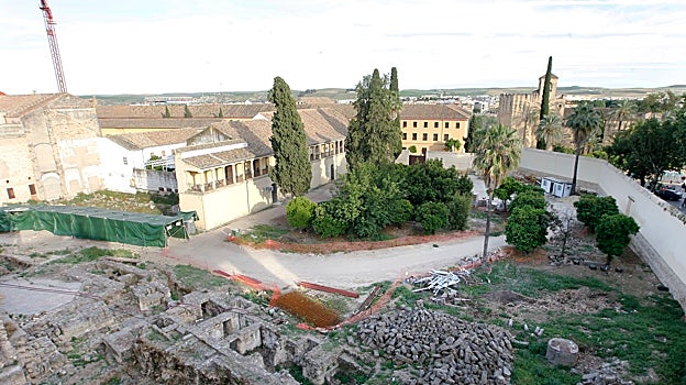 Panorámica de la zona ajardinada donde quiere intervenir el Ayuntamiento de Córdoba en el Campo Santo de los Mártires