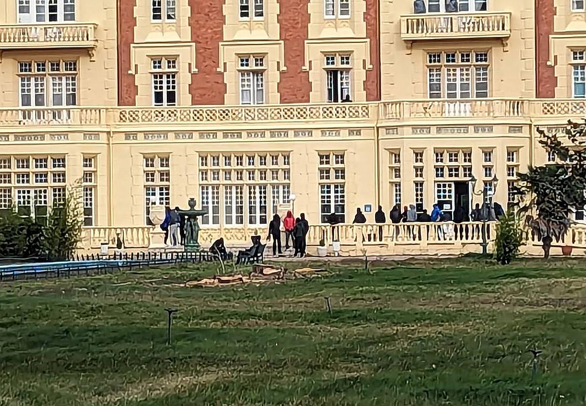 Migrantes paseando por el entorno del balneario de Medina del Campo (Valladolid)