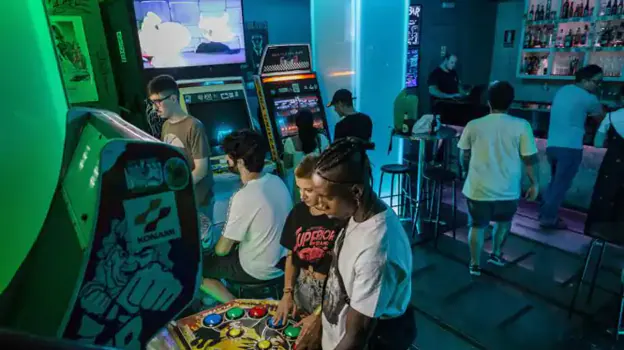 Personas jugando arcade en el Next Level de Gran Vía