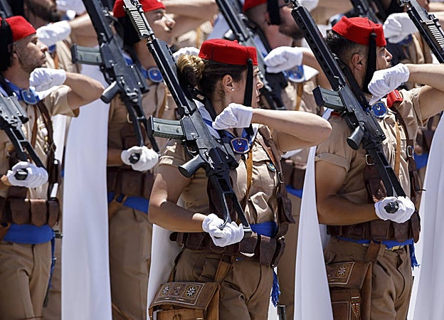 Mujer en el desfile del Día de las Fuerzas Armadas 2023