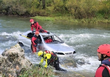 Las aguas bravas del río Esla en Sabero (León) ponen a prueba las capacidades de bomberos de toda la Comunidad