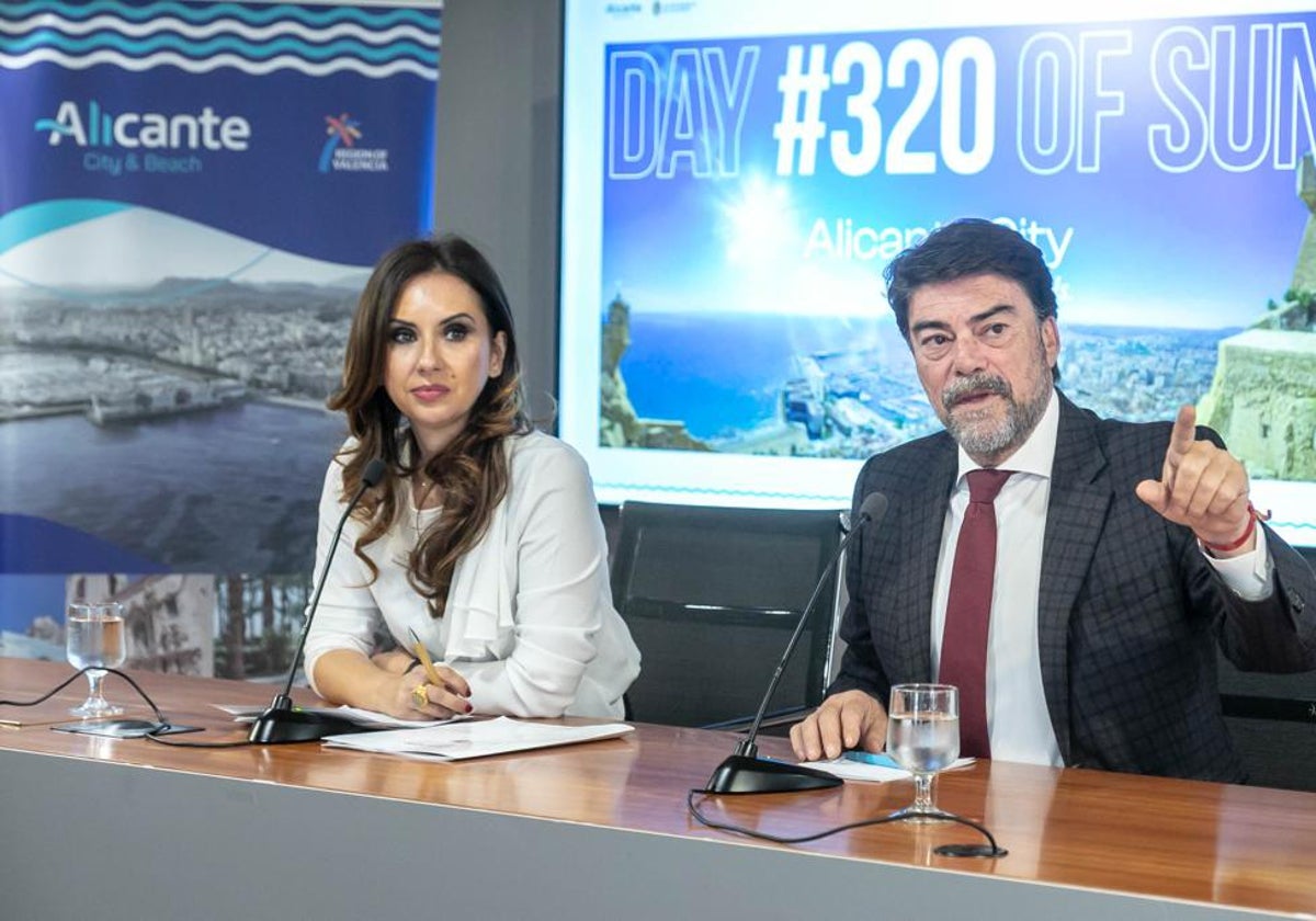 La concejal de Turismo, Ana Poquet, y el alcalde de Alicante, Luis Barcala, presentando la campaña de promoción este viernes.