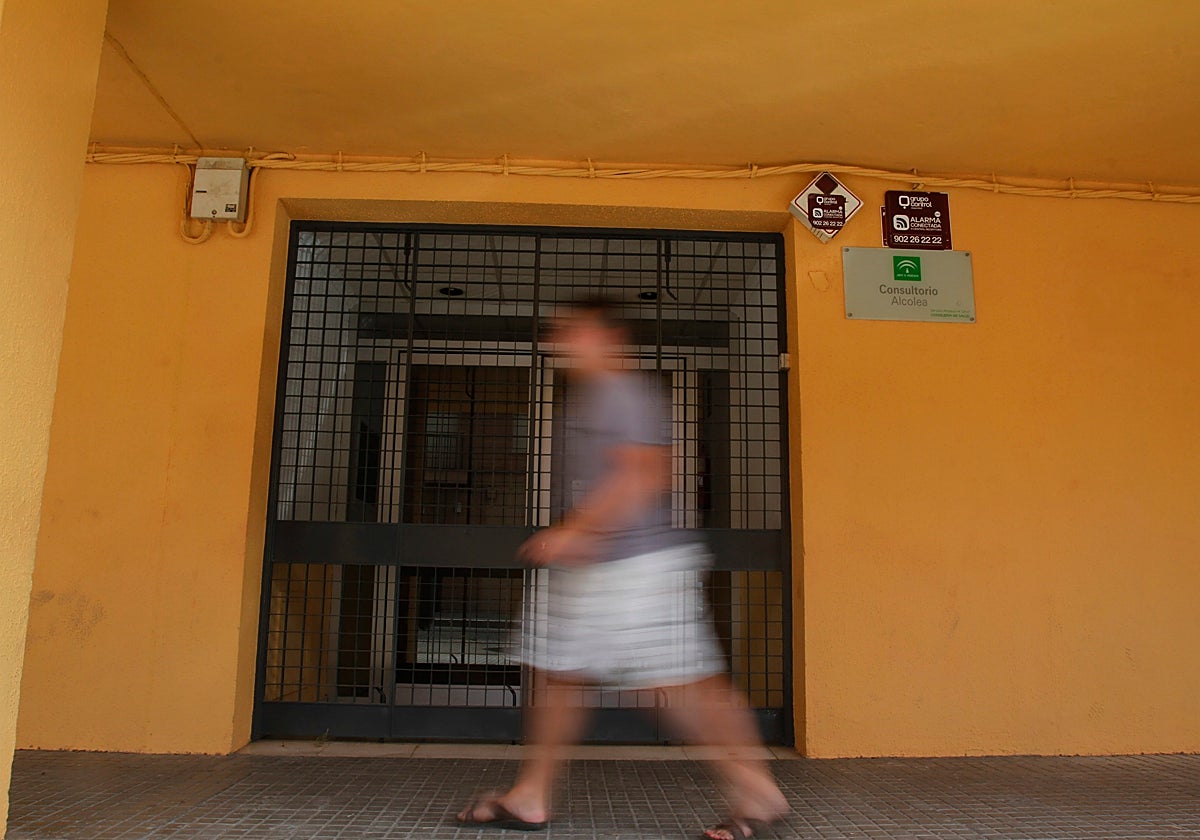 Una persona delante de un centro de salud en una imagen de archivo