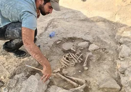 Arqueólogos encuentran un esqueleto infantil en el yacimiento visigodo de Valencia «la Vella»
