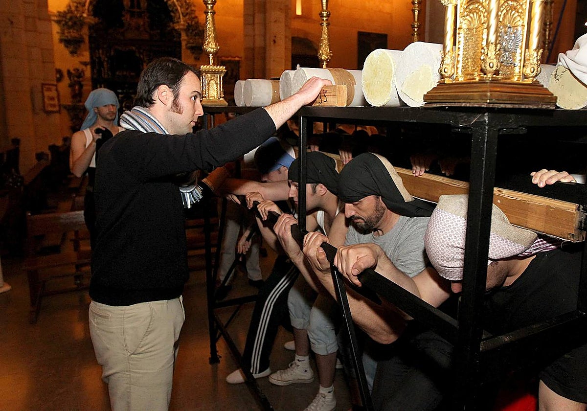 Enrique Garrido, durante un ensayo de costaleros en San Pedro