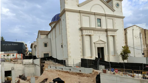 Acequias y situación de las obras de remodelación de la plaza que rodea la iglesia.