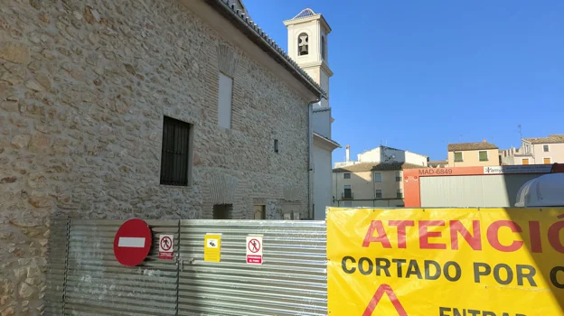 Valla que impide el paso por un lateral del templo.