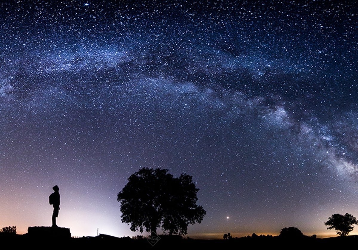 Paisaje de la dehesa del Valle de los Pedroches repleto de estrellas en su cielo