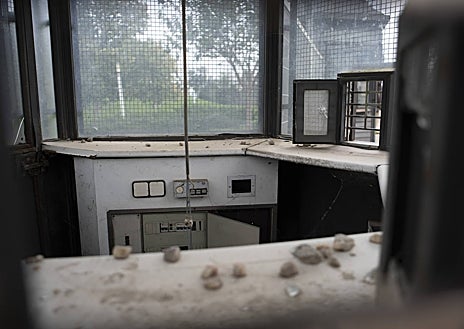 Imagen secundaria 1 - Vallas del auditorio; estado de las taquillas, vandalizadas; el auditorio cuando estaba en funcionamiento