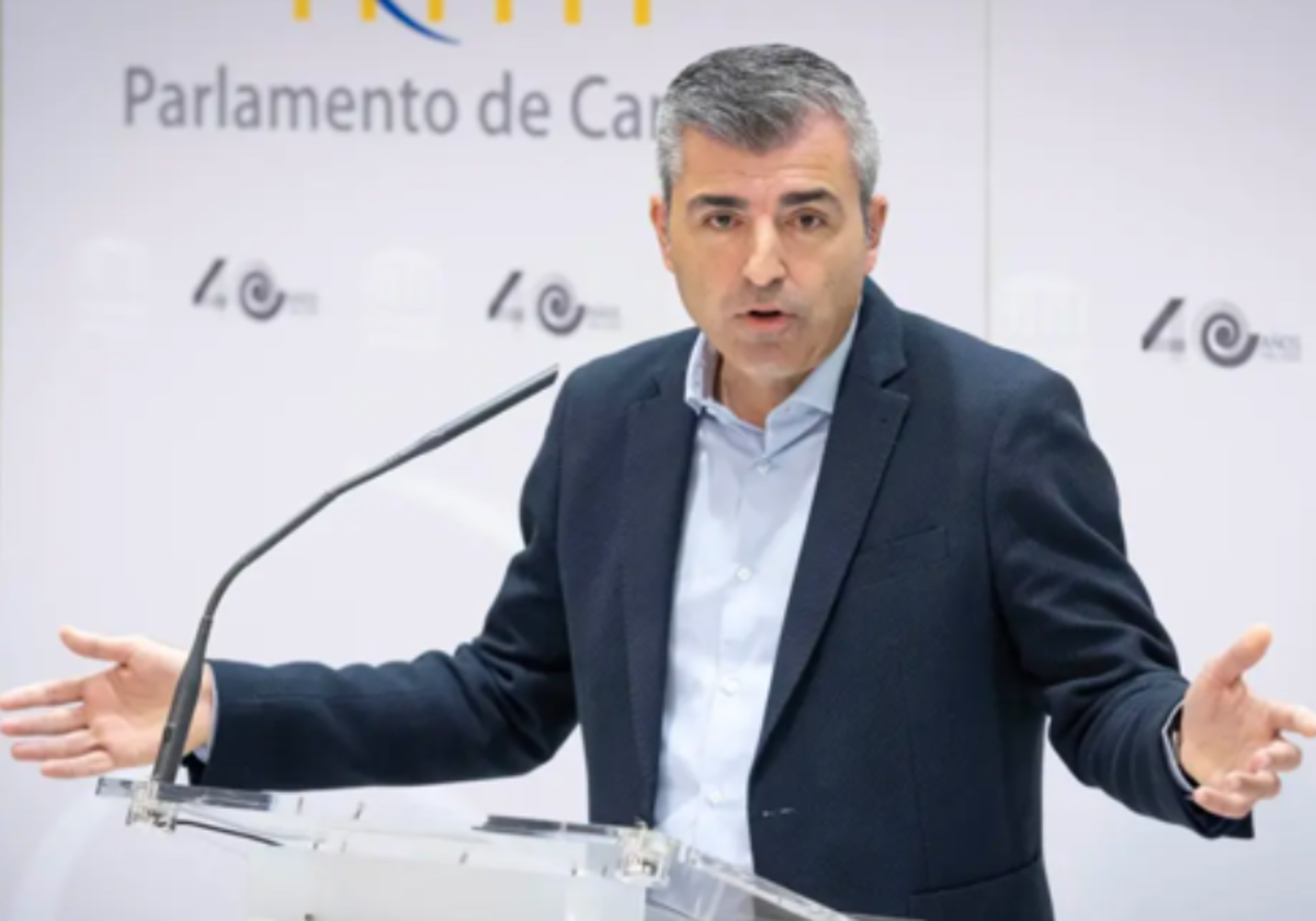 Manuel Domínguez en una intervención en el Parlamento de Canarias en foto de archivo