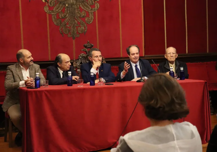 Los hermanos Garrido con el teniente general César Muro Benayas, el concejal y diputado nacional José Manuel Velasco y el editor Vidal Pérez Herrero