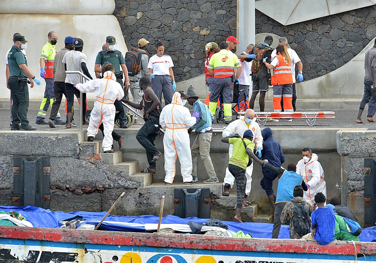 Llegada de una embarcación con migrantes a la isla de El Hierro