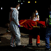 Un fallecido y cuatro semi inconscientes en el rescate crítico de un cayuco con 221 personas, 117 niños