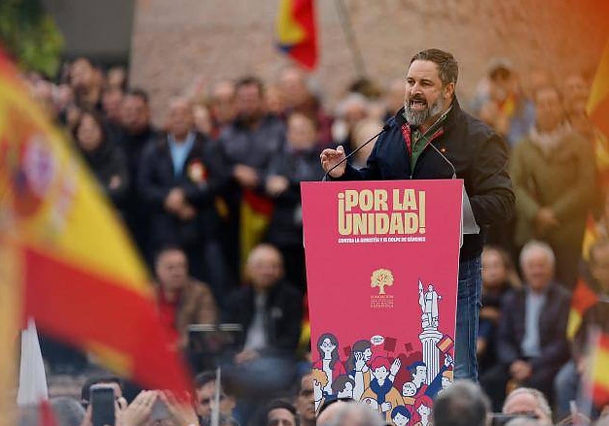 Santiago Abascal durante su discurso en la manifestación contra la amnistía en la plaza de Colón