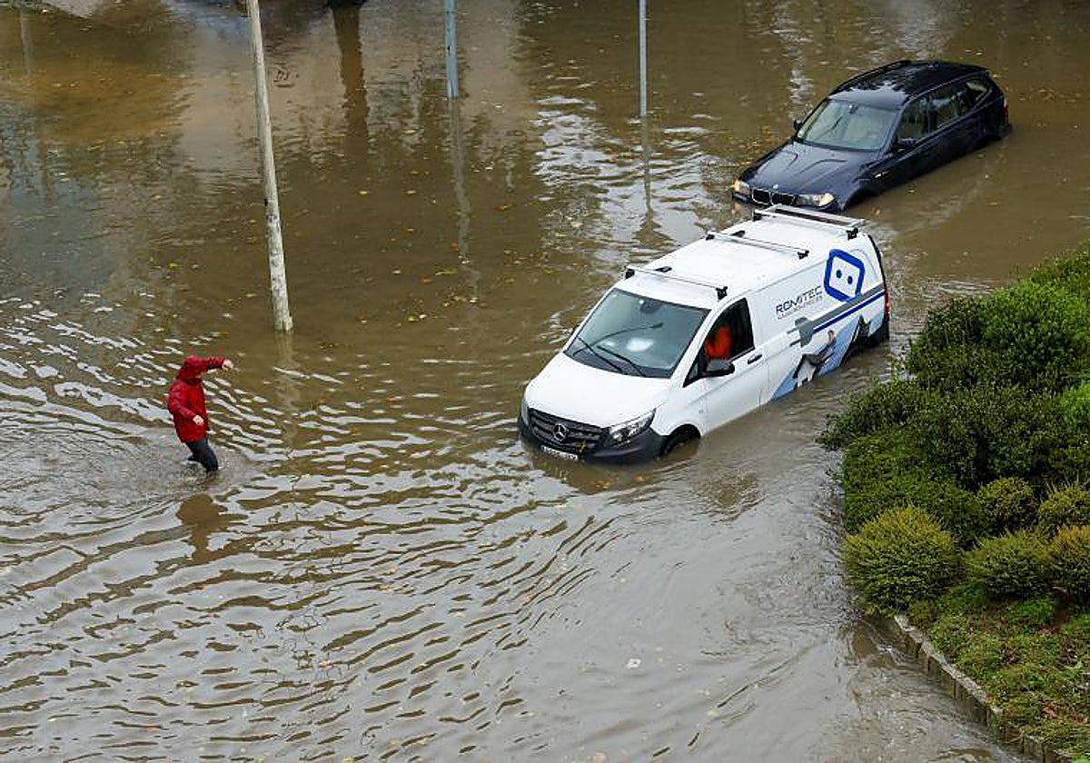 Coches atrapados en una balsa de agua el Sábado en Santiago
