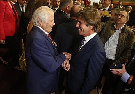 Imagen secundaria 1 - Arriba, patio de butacas; debajo, El Cordobés con su hijo Manuel Díaz; a la derecha, Gálvez con Butragueño