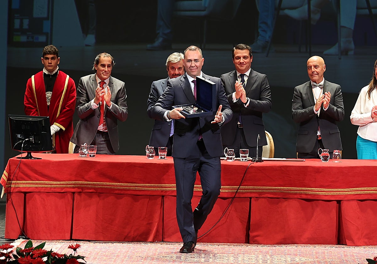 El presidente de Proyecto Hombre, con la distinción de la entidad, este domingo