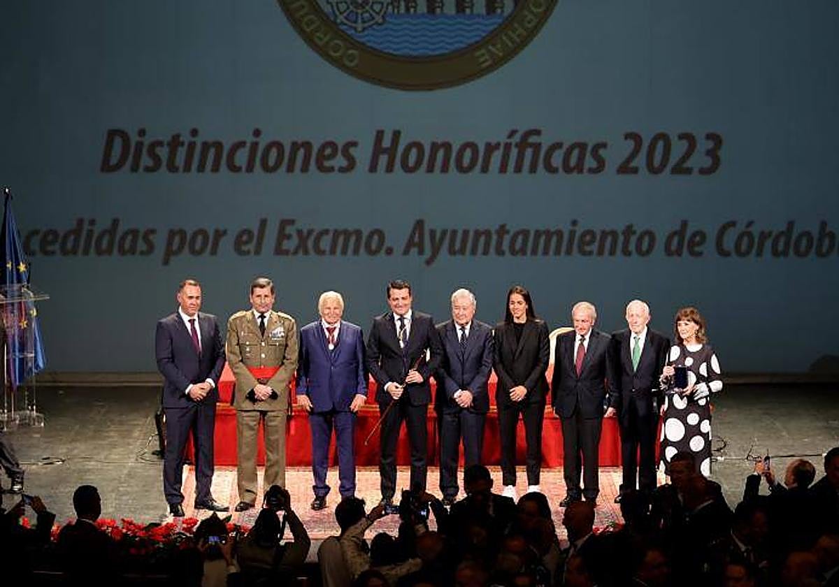 Foto de familia del alcalde con los galardonados