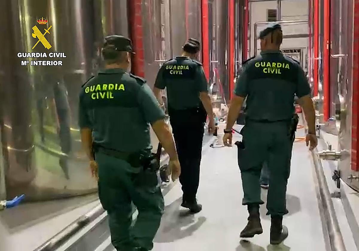 Los agentes durante el resgistro de la almazara