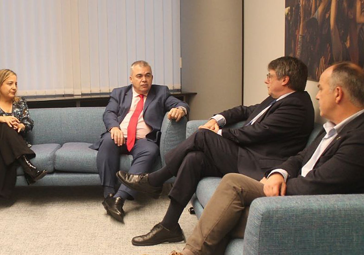 Santos Cerdán y Carles Puigdemont, este lunes en las dependencias de Junts en el Parlamento Europeo
