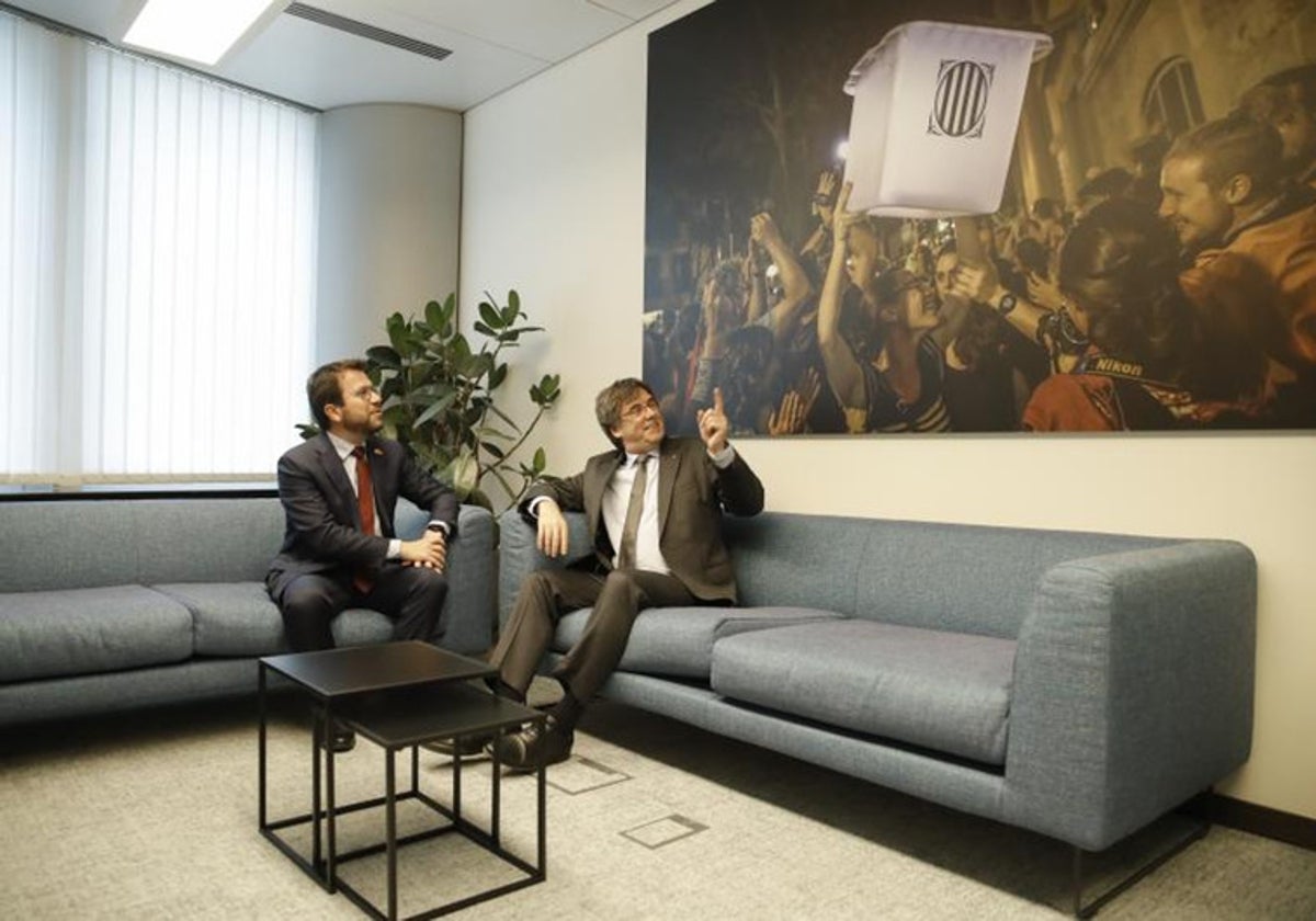 Aragonès y Puigdemont, en una imagen donde sí se ve la urna del 1-O