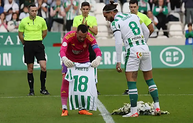 Rubén Gálvez y Gudelj depositan la camiseta de Álvaro Prieto sobre el césped