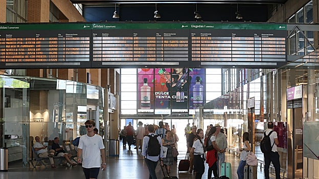 Cartel del interior de la estación de trenes de Córdoba con las salidas y llegadas