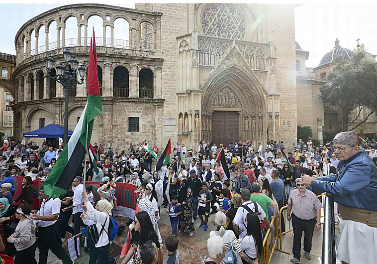 Imagen de la concentración propalestina en Valencia junto a un acto fallero