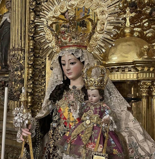 Nuestra Señora del Carmen de San Cayetano, dispuesta para el rosario vespertino del miércoles 1 de noviembre