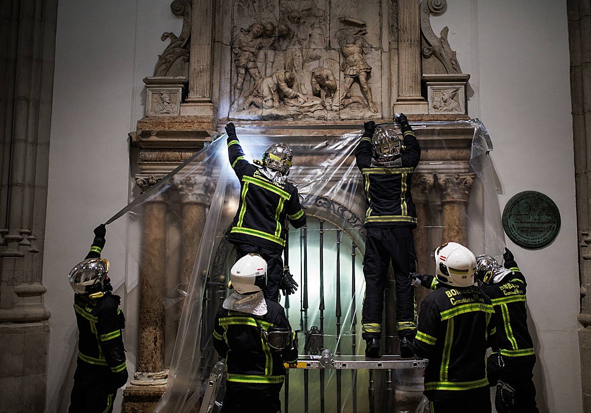 Los Bomberos de la Comunidad protegen uno de los altares de la catedral