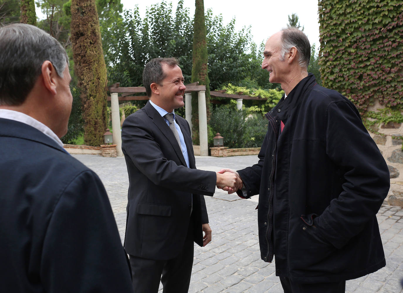 El alcalde, Carlos Velázquez, saluda al gerente, Javier Caballero