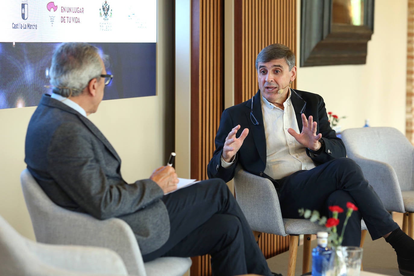 El presidente de Segittur, Enrique Martínez Marín, conversa con el delegado de ABC, Antonio González