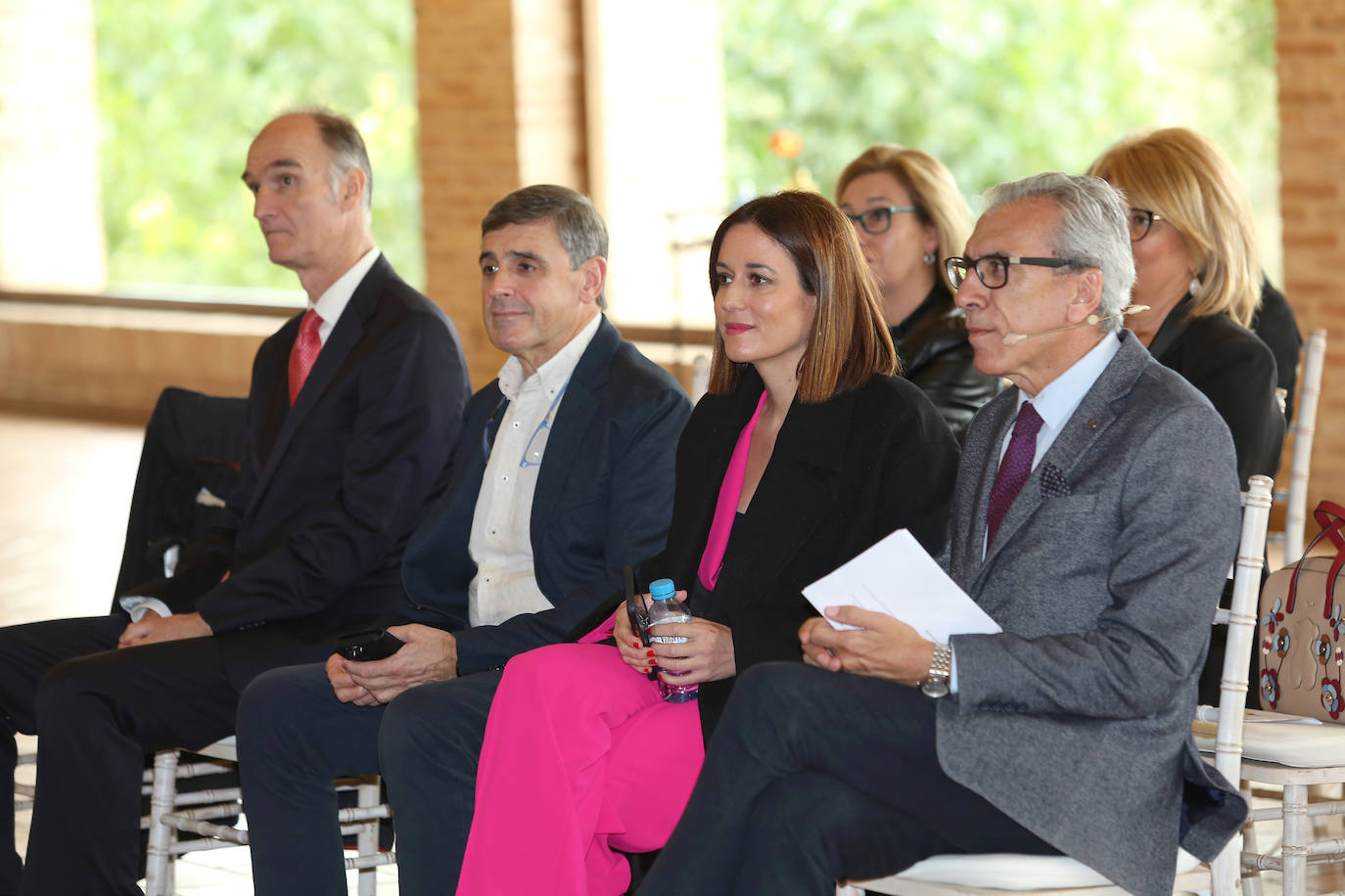La directora general de Turismo, Ana Isabel Fernández, sentada con Antonio González, Javier Caballero y Enrique Martínez Marín