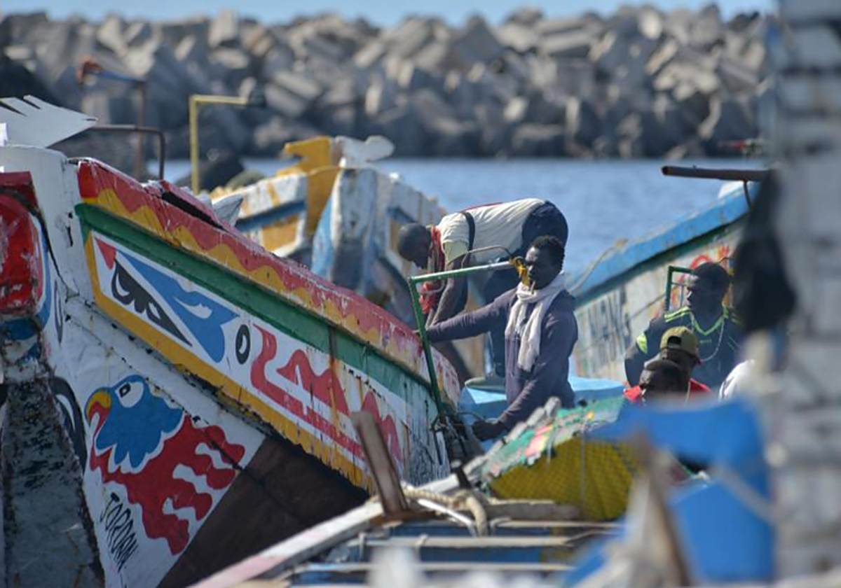 El último cayuco llegado ayer a El Hierro con 41 ocupantes que fue trasladado al muelle de La Restinga