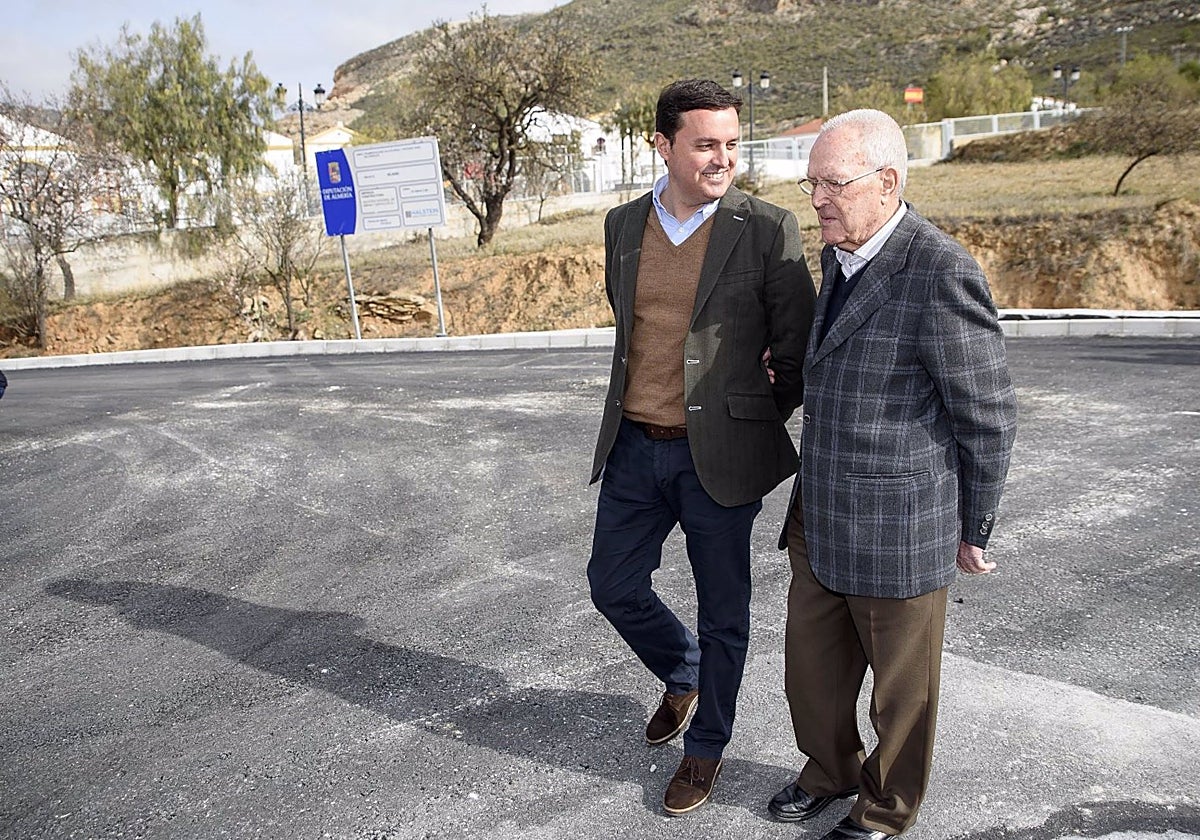 El presidente de la Diputación y del PP de Almería, Javier Aureliano García, junto con al candidato del PP de Chercos, Juan Antonio Torres, en una imagen de archivo