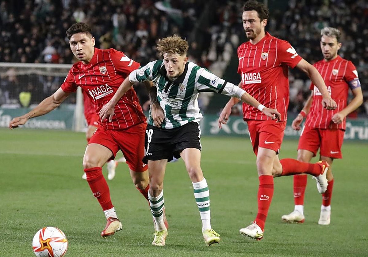 Simo supera a Montiel en una acción del Córdoba CF ante el Sevilla FC en la Copa
